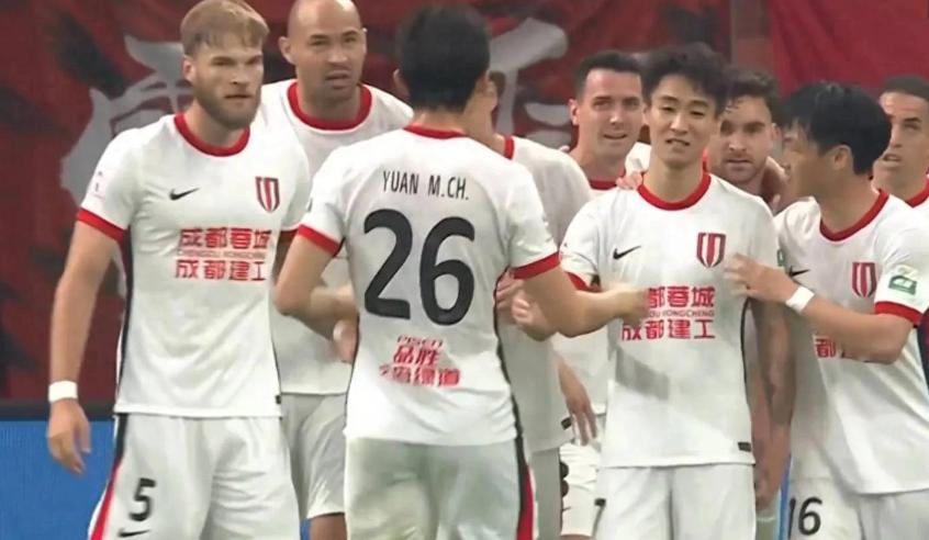 乱！乱！中超：榜首再次易主，国安+海港均2-1逆转，申花跌至第2(中超海港对国安)