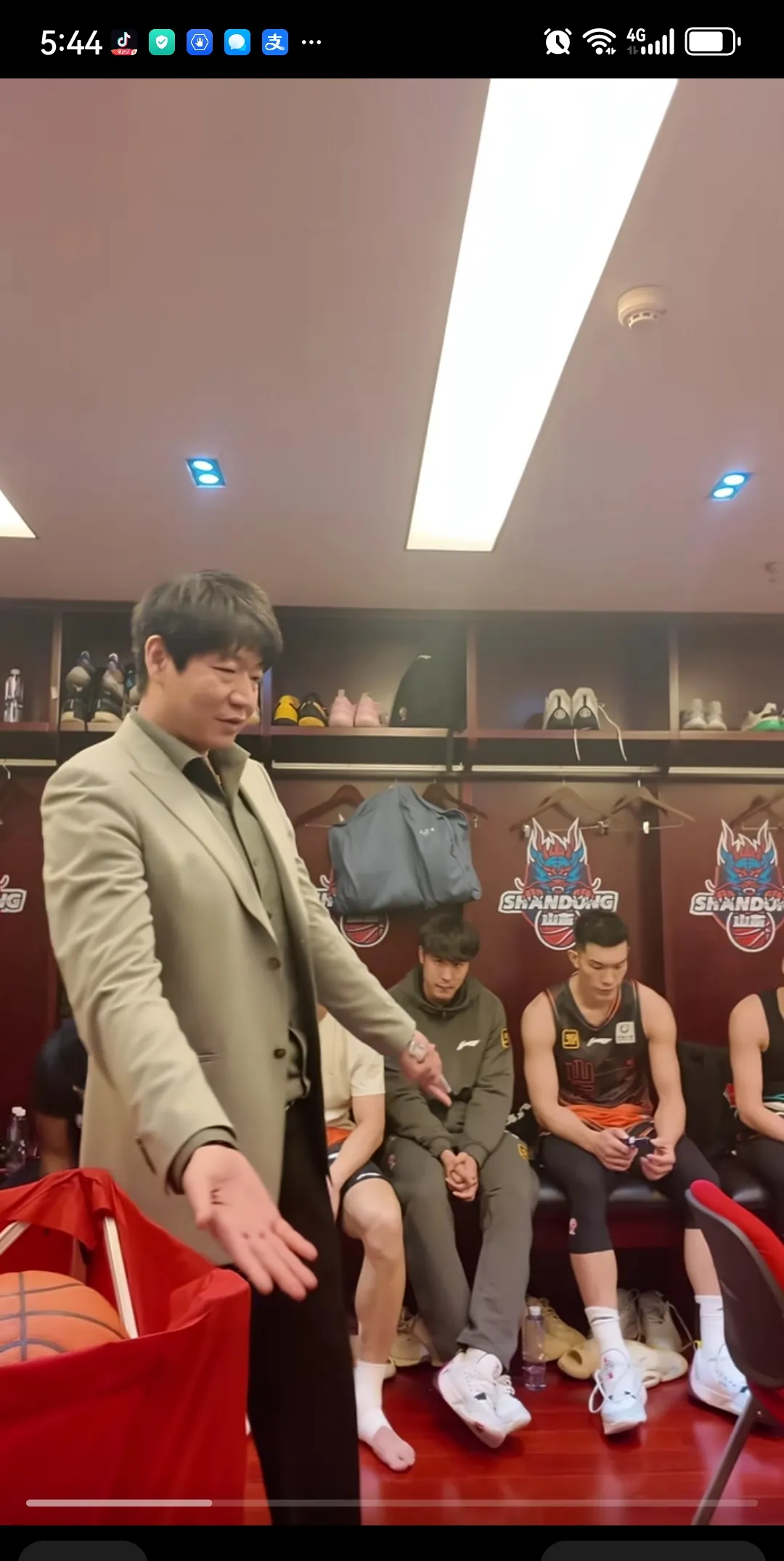 九游体育-邱彪安排年轻队员晚上加练投篮教练组要一起参加的简单介绍