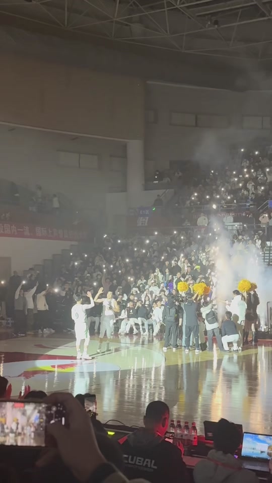 九游体育-CUBAL的布鲁克斯教练！周鲁男暂停喊话球员：就算输也要抬起头(callsbback中文翻译)
