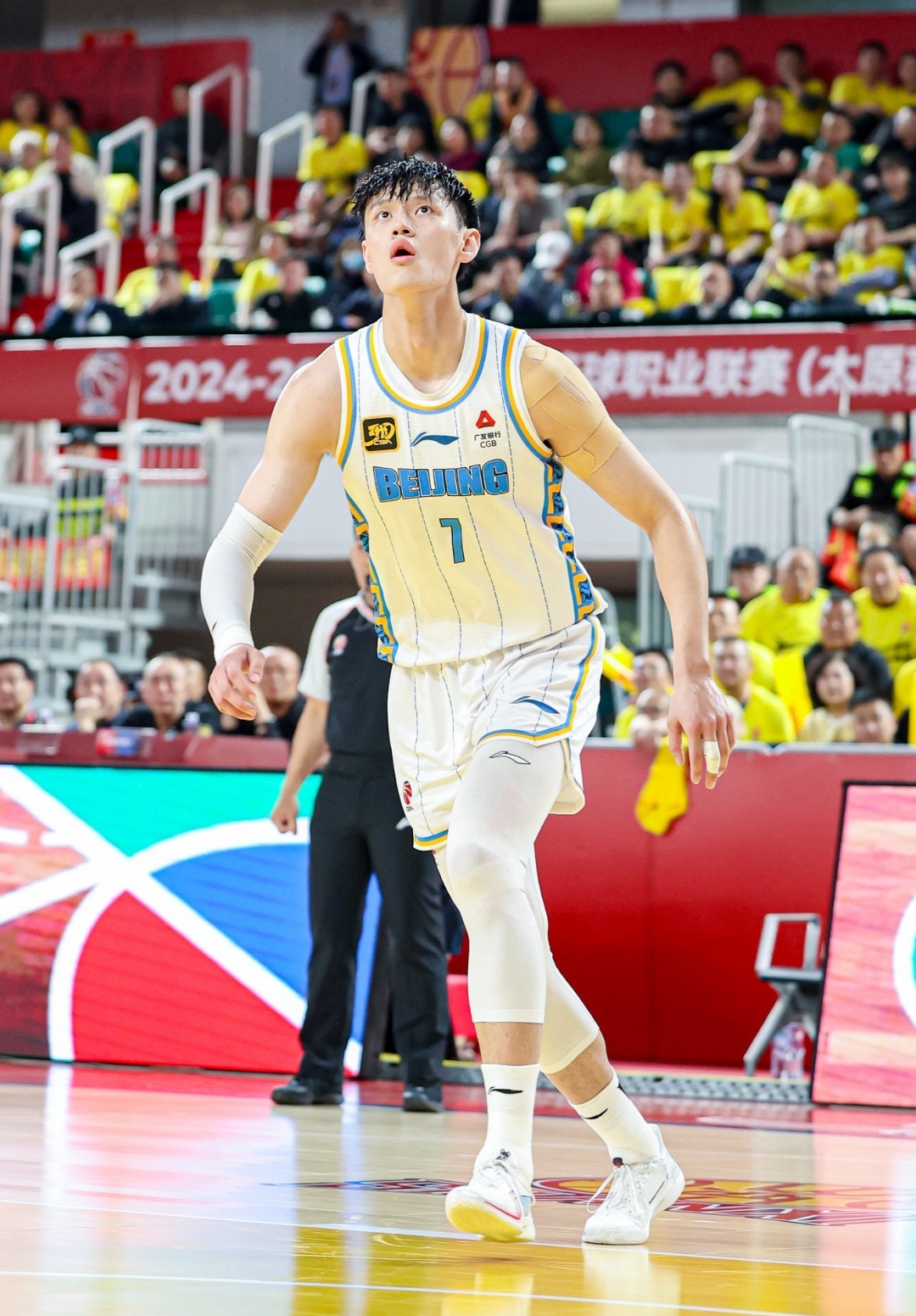 曾凡博因伤无缘亚洲杯，中国男篮：曾凡博返回俱乐部进行康复(曾凡博入选中国男篮)