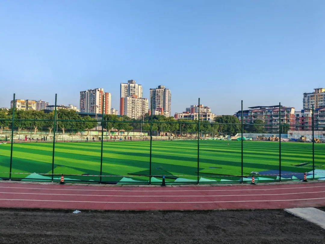 重庆市民踊跃参与，感受足球文化魅力的简单介绍