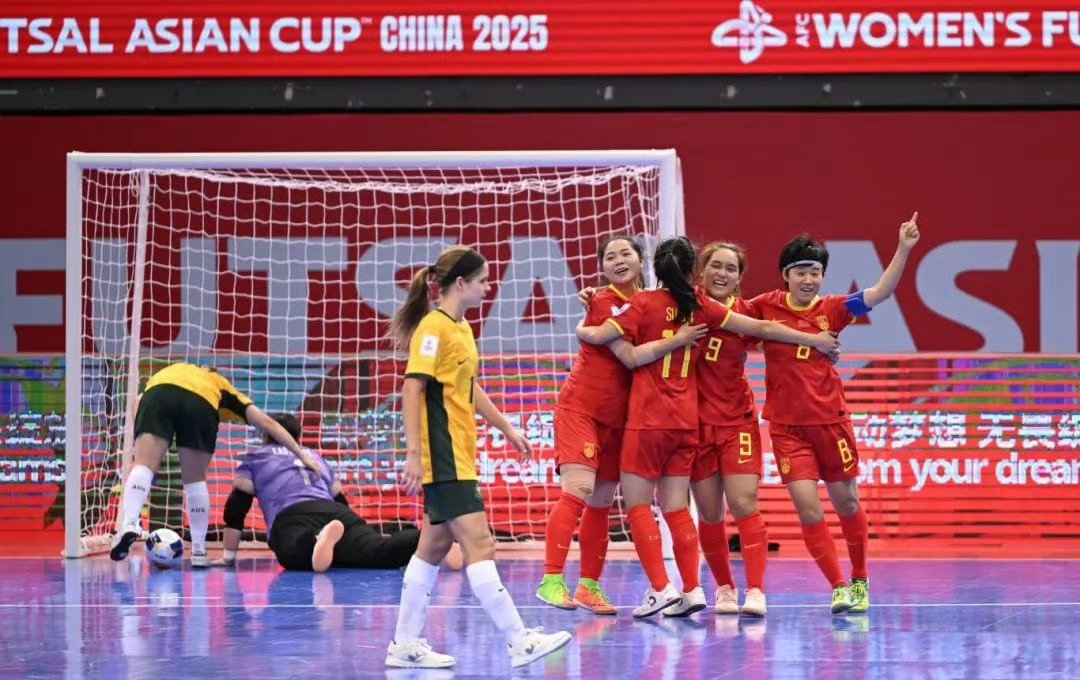 女足球员在国际比赛中实现突破(女足球运动)